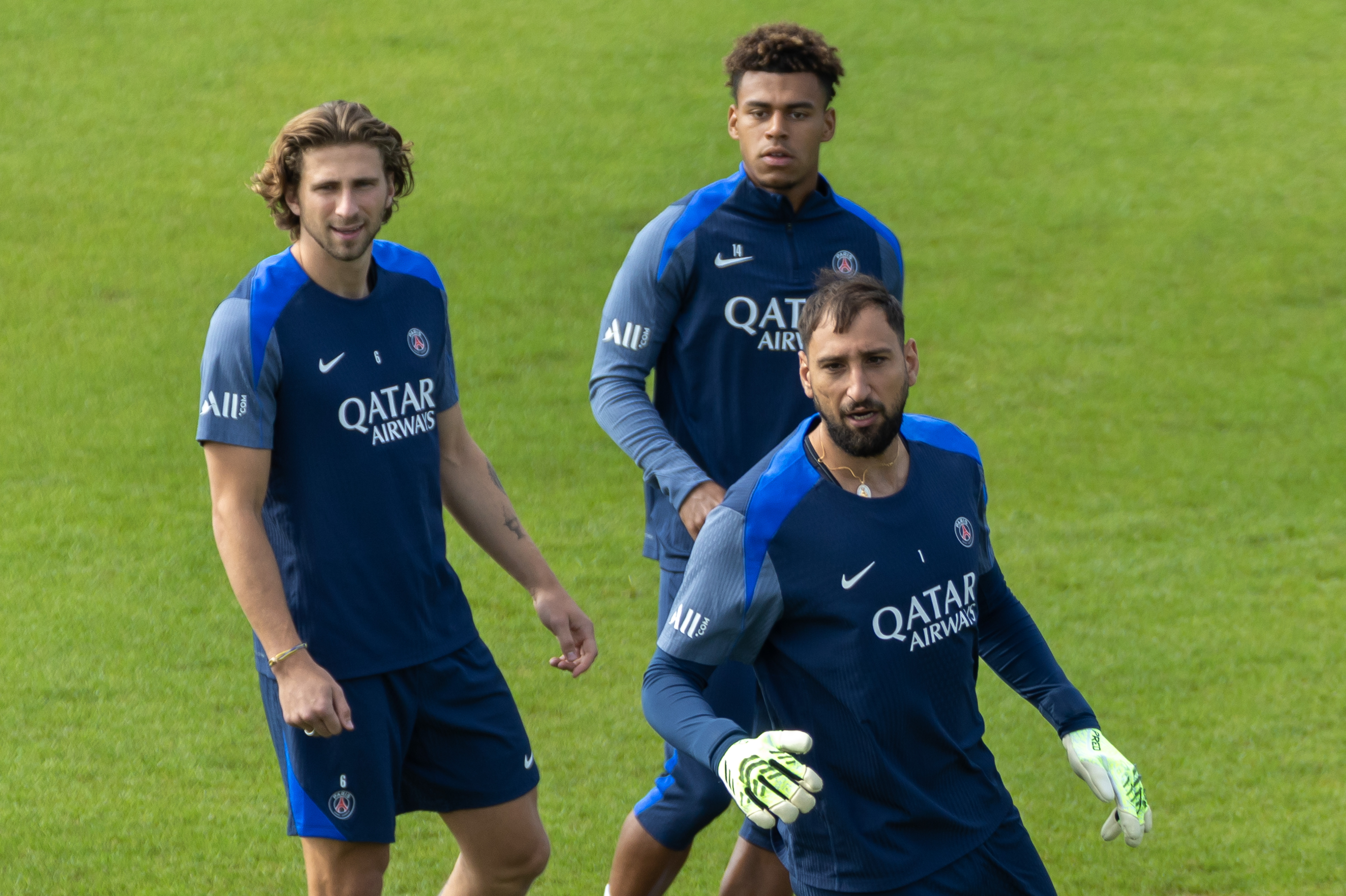 关于法甲赛程吃紧，巴黎圣日耳曼今夜再遭质疑，更衣室稳定，轮换策略成焦点的信息