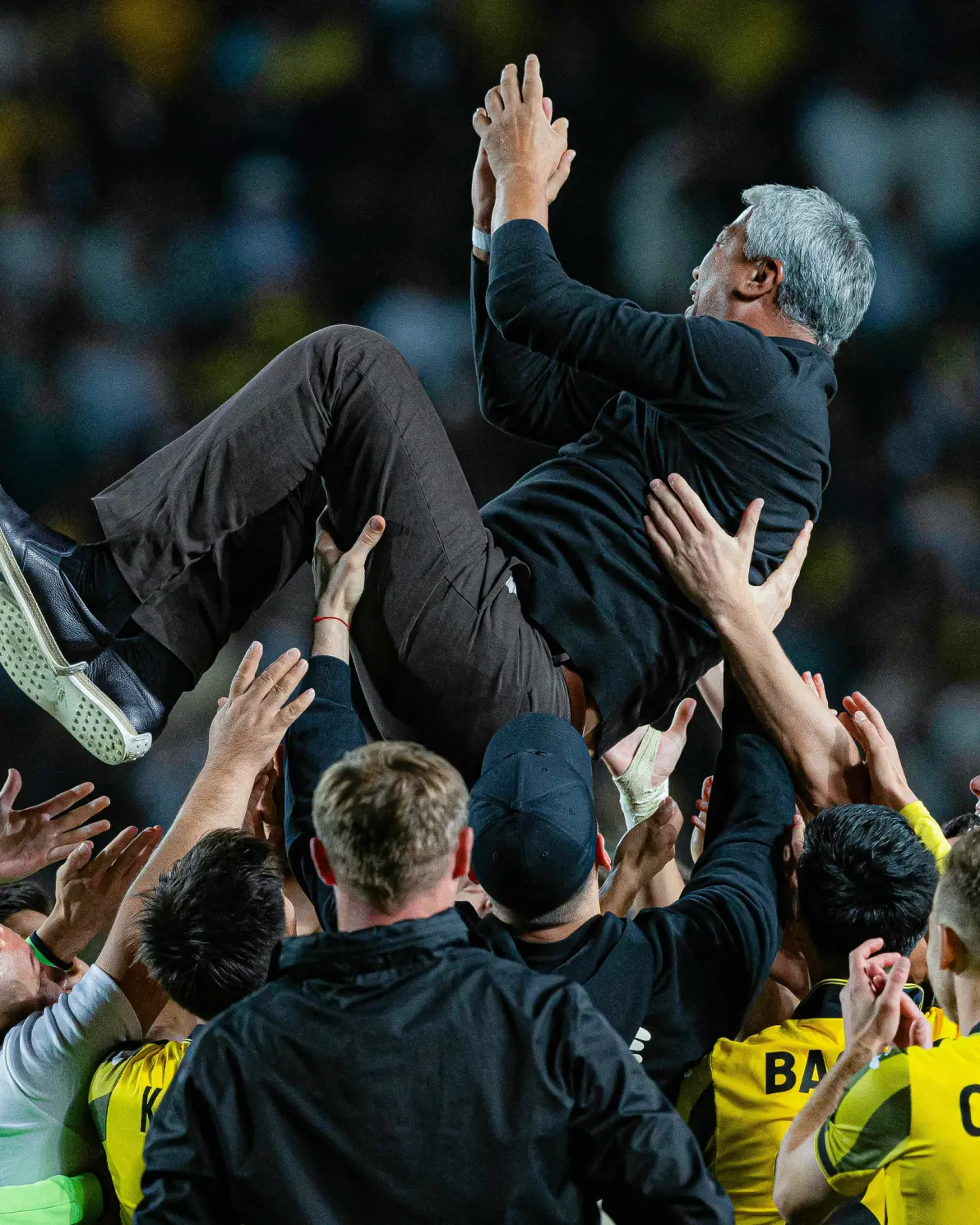 包含阿贾克斯临场应变备战欧联国际比赛日皇家社会调整名单以备法甲，媒体一致点评：马赛内部会议纪要流出——今夜伤情更新的词条